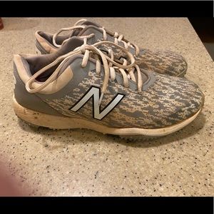 Mens 8.5 New Balance 4040 Turf cleats. I’m great condition.